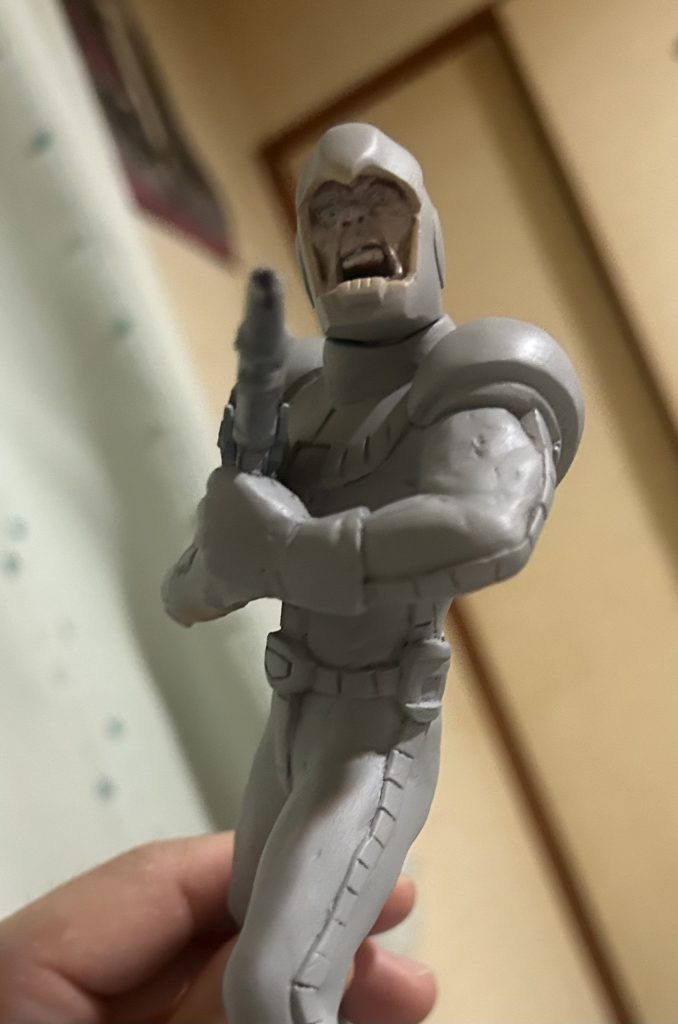 ヒビ割れとか気泡とかヤスリのうっかりキズとかが手に負えなくなったのでラストサフ。紫のUVレジン買ってすぐ無くしたから手持ちの緑でいいや。塗りも筆で叩いてなんとかなるっしょ、という妥協という名の区切り。見てくださってありがとうございます😊