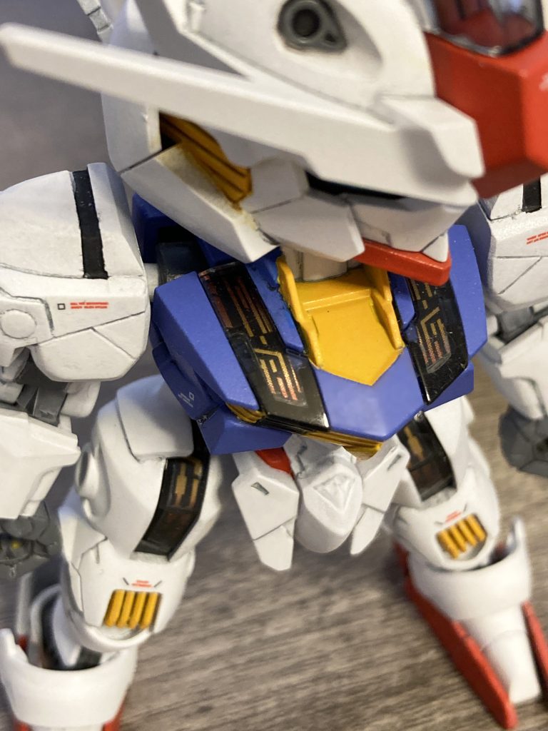 シェルユニットのシールはクリアパーツの中に入れております。胸のシールは台紙から剥がさず入るようにカット、太もものは0.3mmプラ板に貼ってから中に入れております。