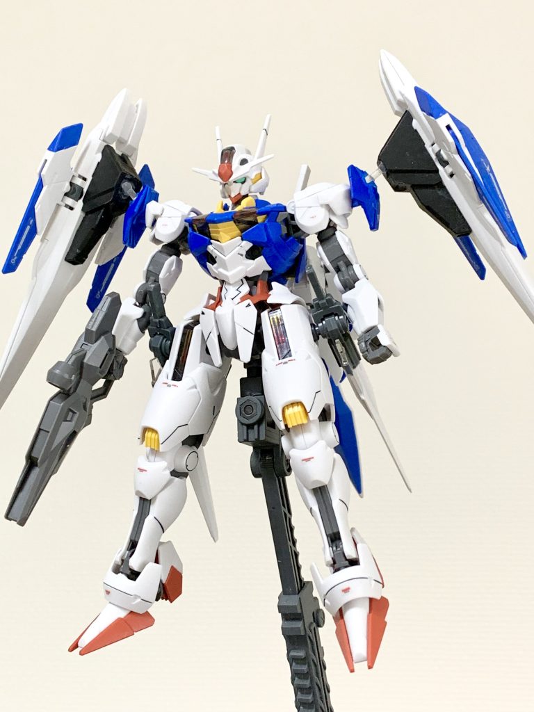 肩の部分にボールジョイントを仕込み、フレキシブルに動くようにしてます。