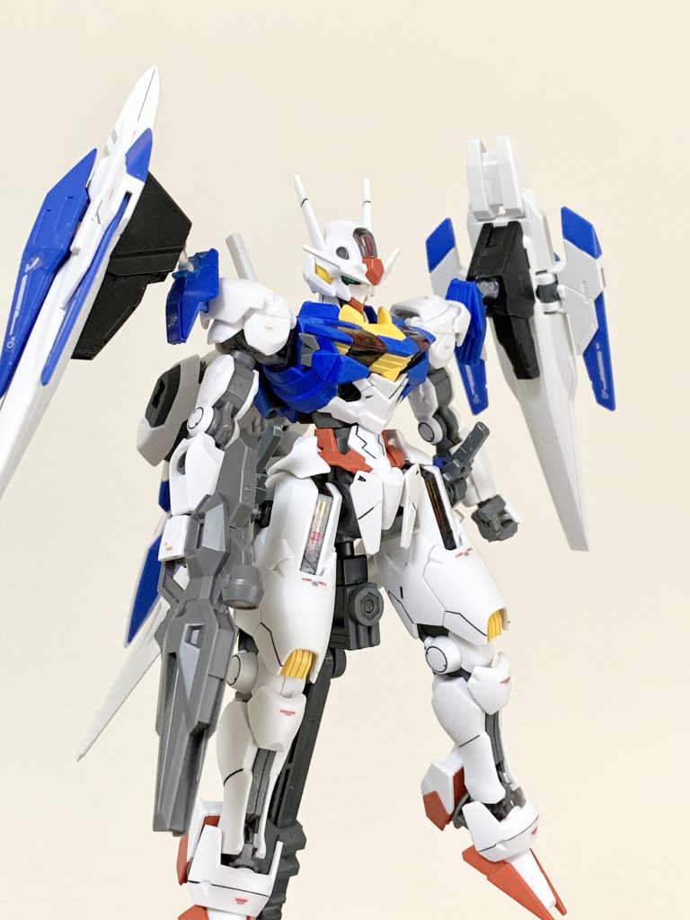 エアリアルのブルー色は成形色だと少し薄かったので、ブルー色で部分塗装しております。