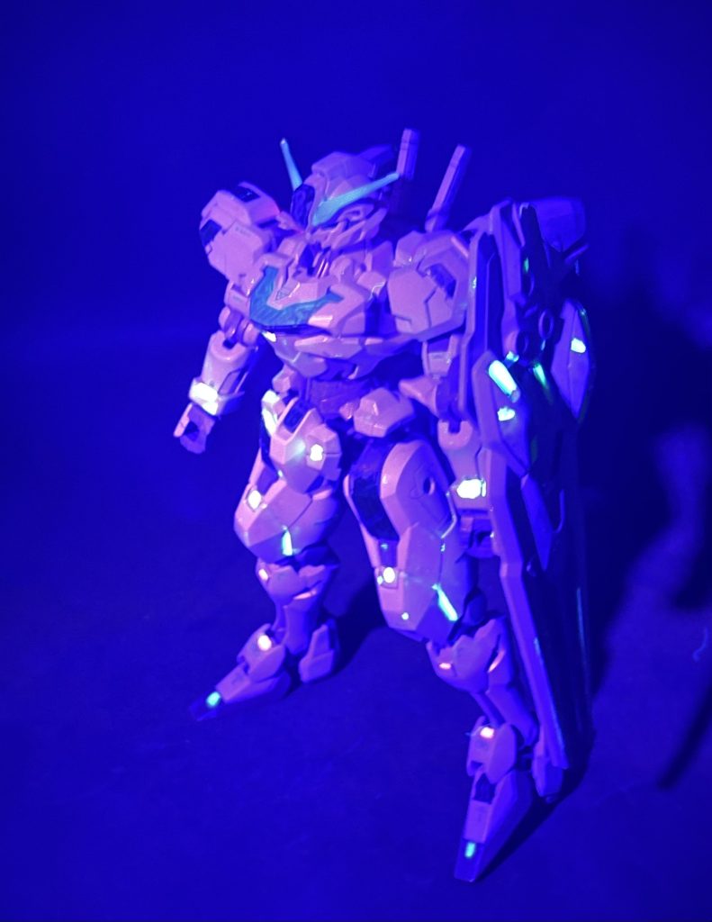 蛍光塗料の部分は光ります💡