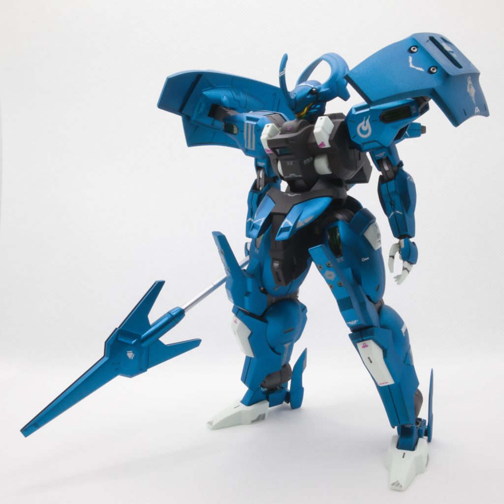 色をガンマカのコスモメタブルーにしてデカールを貼ってつや消しにしました。実物だとマッドキャンディっぽくなっていい感じだと思ったのですが写真だとただの青ですね。写真は難しいですね。