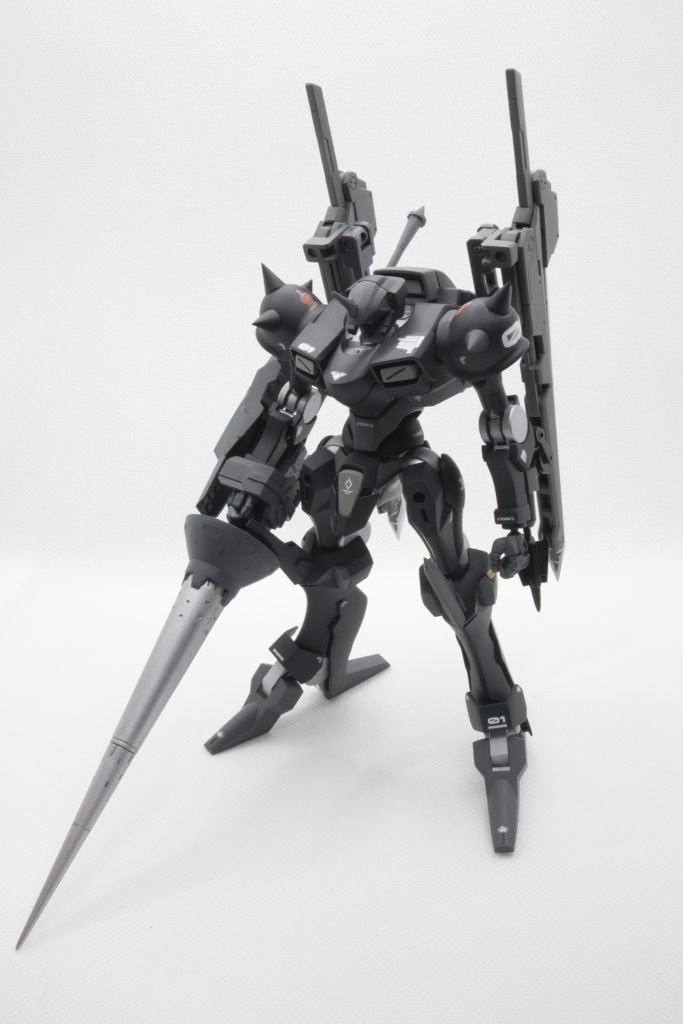 スネから下はファラクト。肩はザク。ランス、手首、背中のソードはコトブキヤ。ヒザはジャンク部品。左腕のビームサーベル格納してるところには、境界戦機ウエポンセット3のウインチユニットを取り付け。脚の付け根は幅詰めしています。