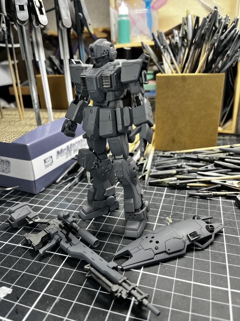 サフ萌え、置いておきますね。ジオン系を作るときにはメカサフのスーパーヘヴィが好みなんですが、今回は白を含むカラーパターンで、しかもこのサフの色をそのままパネル分割のカラーとして使いたかったため、メカサフのヘヴィを採用しました。シンプルなグレーとしてもとても優秀ですねぇ。
