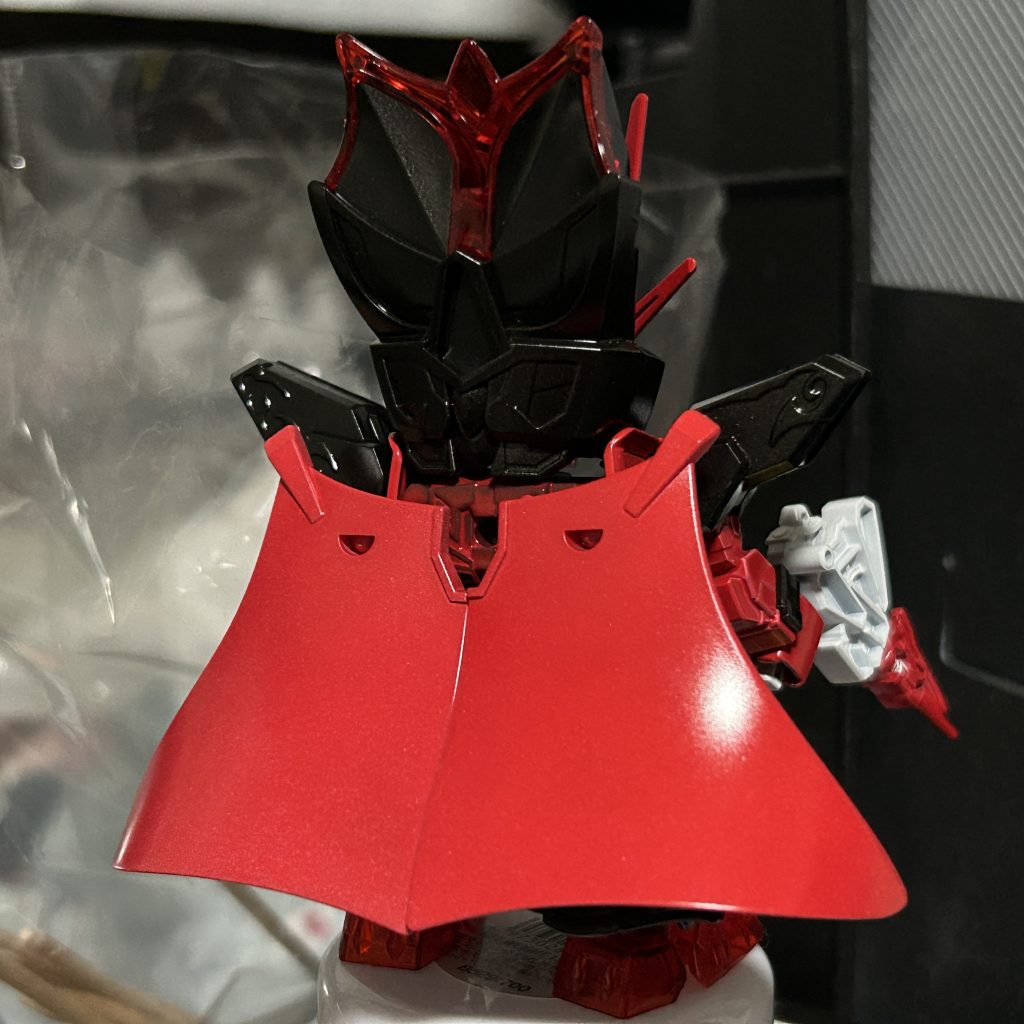 マントの外側はレッドです。本来ならばソールを黒、アンクルガードを赤にするところですが、クリアパーツの色味を残す事を優先したので色が逆になってます。