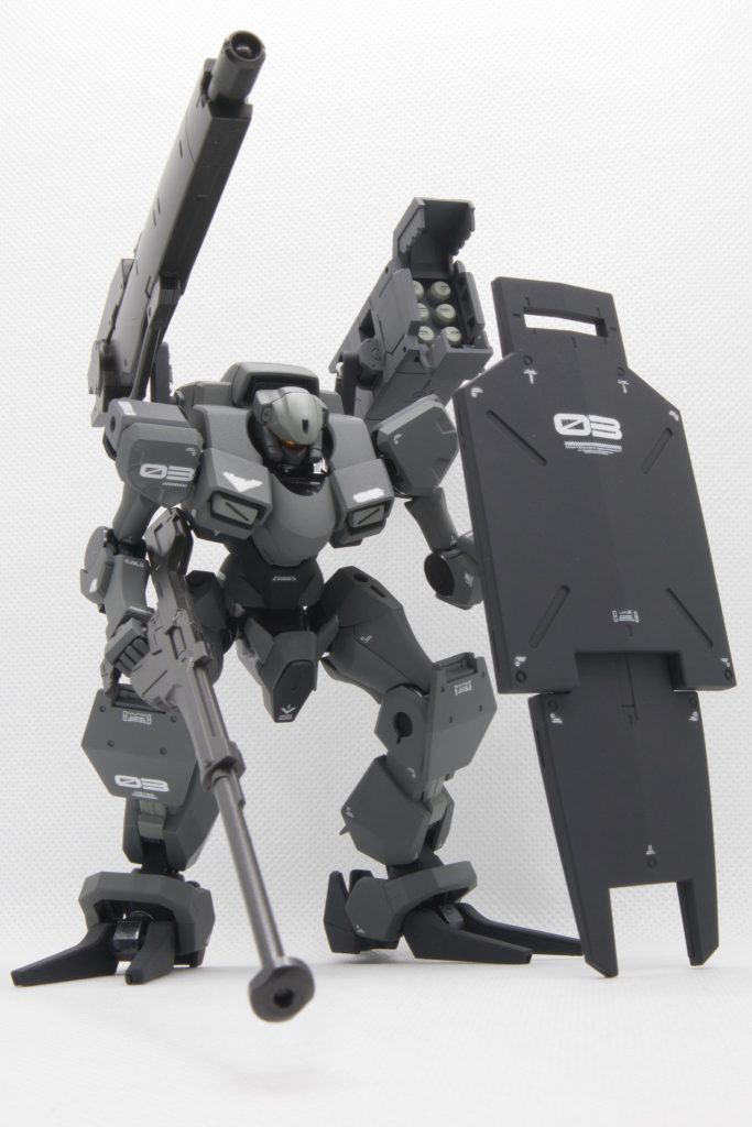 ザウォートをベースに、スネから下は境界戦機メイレスジョウガン、大型シールドと右肩のレーザー砲は同じく境界戦機のウエポンセット3から。左肩のミサイルはコトブキヤ。ヒザは何かのパーツを加工してつけてます。ライフルはファラクとのビームアルケビュースです。