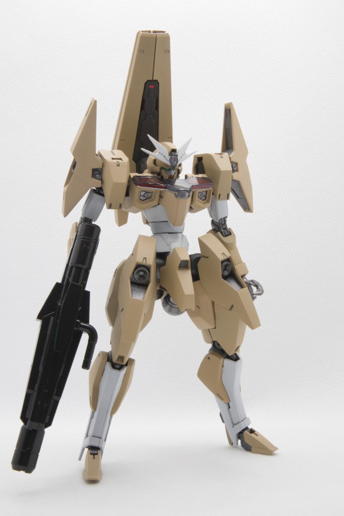 アニメで見てる分には気にならなかったですが作ってみると長い手短い脚がやっぱり気になってしまいスラッとさせてみました。スネから下と腕はザウォートにバックパックを持っていかれた百里から。手首はバイアラン。胴も延長。色はちょっと薄めに。