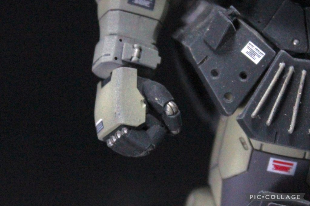 スペシャルサンクスその2、ハンドパーツです。ザクパーでお世話になった方から購入させていただいたハンドパーツでして、ごつっとした雰囲気の見た目と、関節の見え方がとても気に入ってます。最近、バンダイ純正の手はあまり使いたくないという上級者ぶったこだわりが出てきてしまったため、今のところ他の方から購入していますが、いずれ自分で作れるようになりたいですね。練習します。