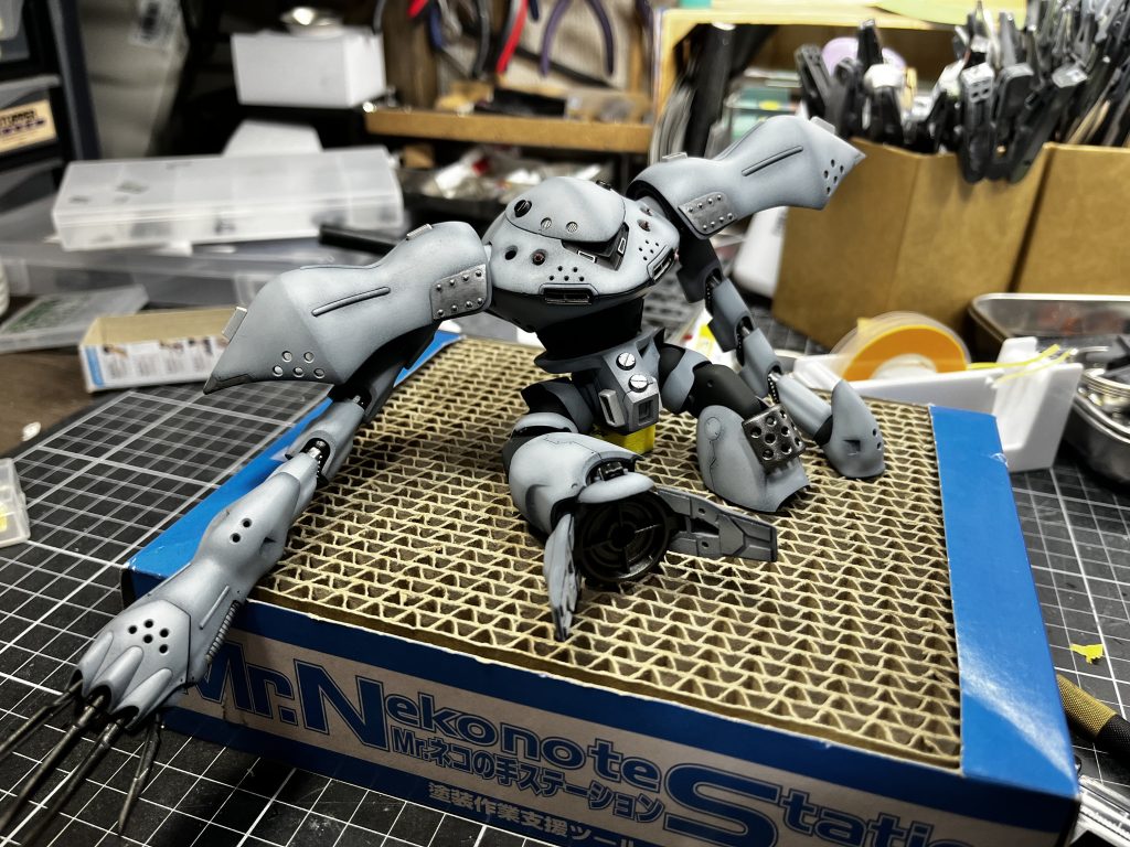 塗装です。捨てサフ→黒サフ→ライトゴーストグレイで立ち上げ塗装を行いました。関節はNATOブラックだったり、スターブライトアイアンだったりです。立ち上げ塗装で陰影がついたり、ちょっと雰囲気が出たり…なんて言うんですかね、単なるベタ塗りだとジオラマに合わない気がしてやってみました。