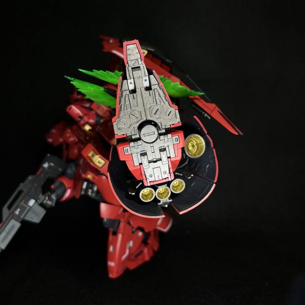 足の装甲の裏打ち塗装したりバーニアをゴールドで塗ったり ひと月前くらいに逆襲のシャア見たばかりですがサザビーはかっこよくてモチベーションが高かったです