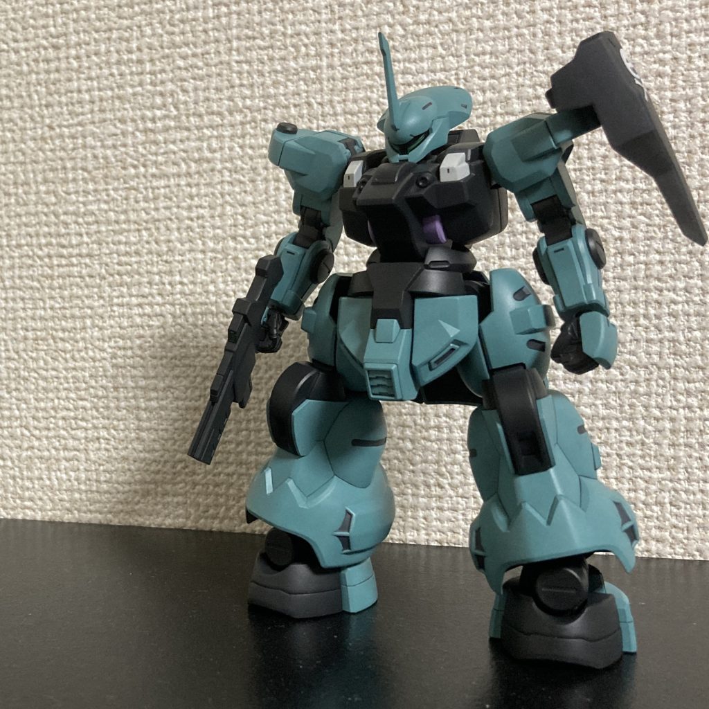 ・ツノのシャープ化・上腕の幅増し (通常では華奢だったので)・ハンドパーツは次元ビルドナックルズ(丸)Lに換装 (通常のハンドパーツ小さすぎませんか、、)・前後のスカート裏にプラ板貼付・合わせ目消し・全塗装 (調色難しすぎて迷走しました)やりたかった基本工作全て実施してみました。
