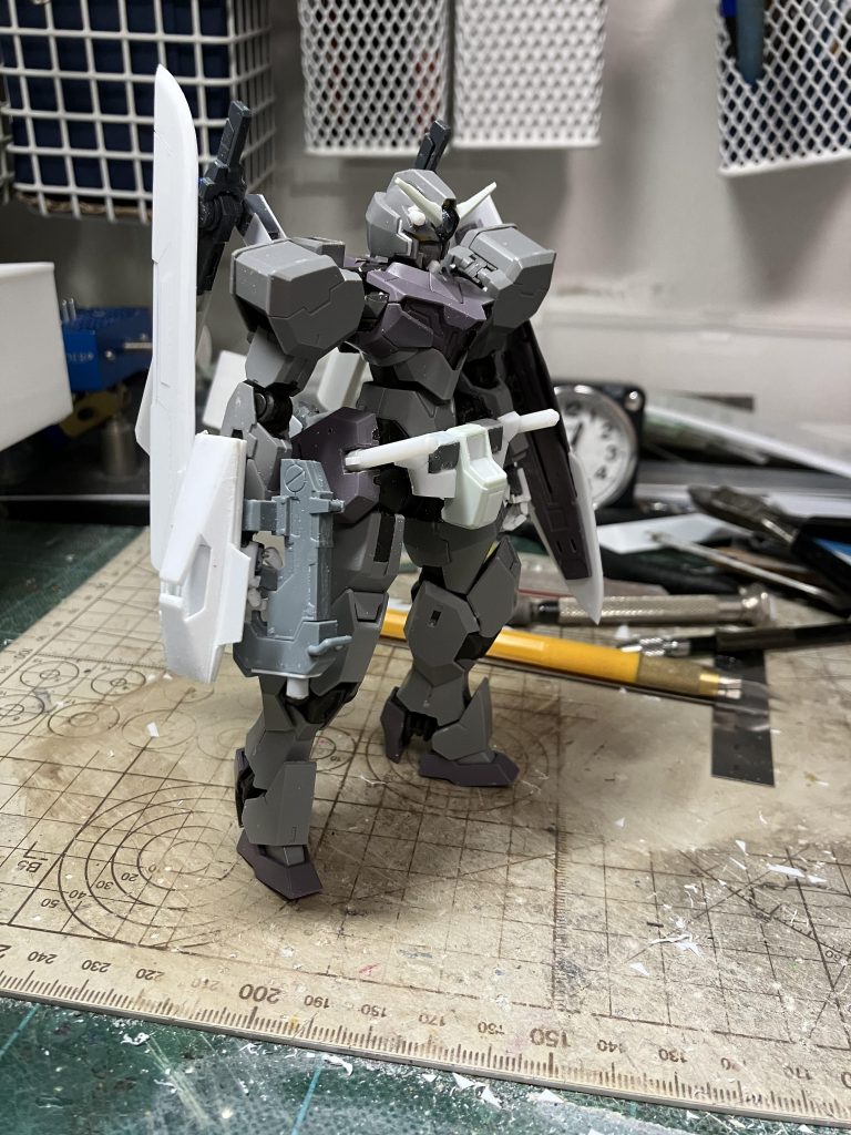 制作途中です。今回ビームサーベルをプラ棒から作る技術を身につけたので大量に装備させる事ができるようになりました。