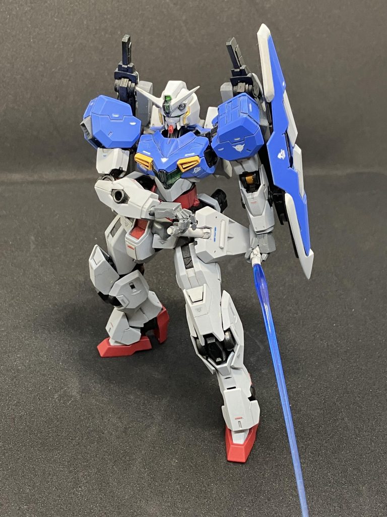 サイドスカートにビームサーベルを装備。稼働指なのでそのまま握らせる事が可能です。