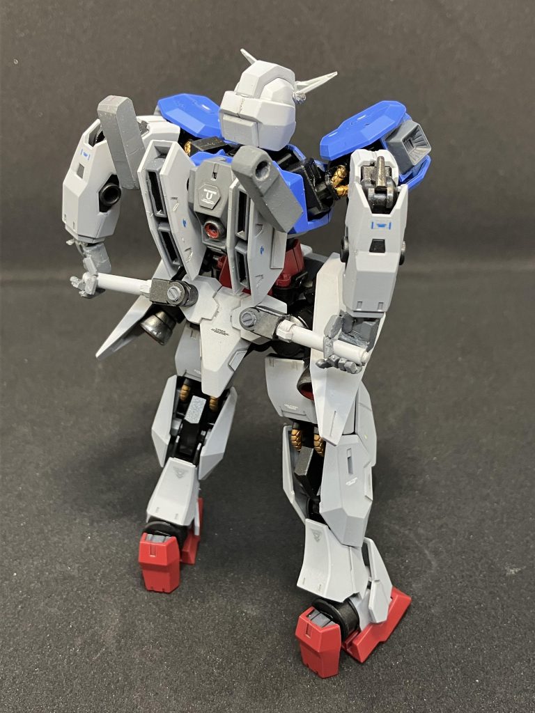 腰裏にもビームサーベルを装備。左右に開いて握るのはエクシアと同じ仕様です。