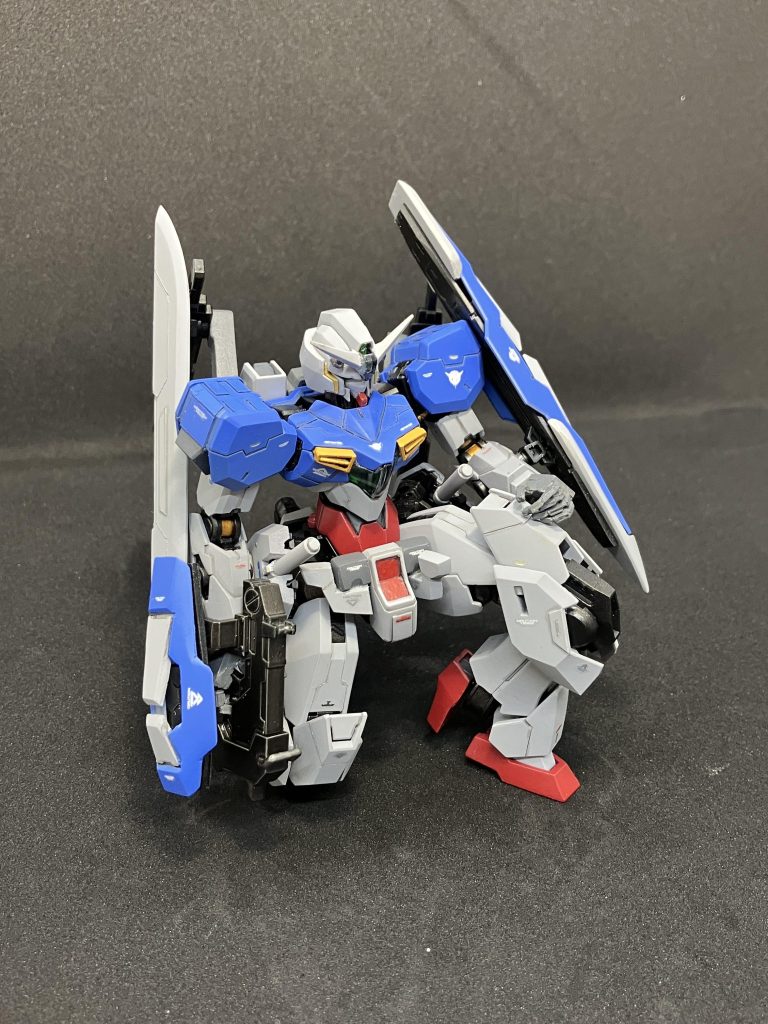 個人的に一番のガンヴォルヴァ評価ポイントは片膝がつけるところです。膝装甲がスライドしてサイドスカートも基部から開くようになっています。そこは崩したくなかったので前スカートに縦軸稼働を入れて邪魔しないようにしました。