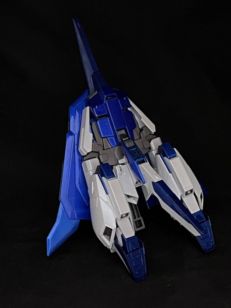 以下妄想設定第一次ネオジオン抗争後、連邦軍により回収されたΖガンダムは危険視され封印される予定だったが、連邦軍極東支部のアクロバティック部隊隊長の希望により武装解除を条件に隊長機として授与、今では伝説となっているチームのカラーに身を包み、式典の青空に空より青い弧を描く…チームの平和への祈りと人々の歓声に触れ、ゼータに吸われた魂達も安らかに宇宙へと帰って行った…