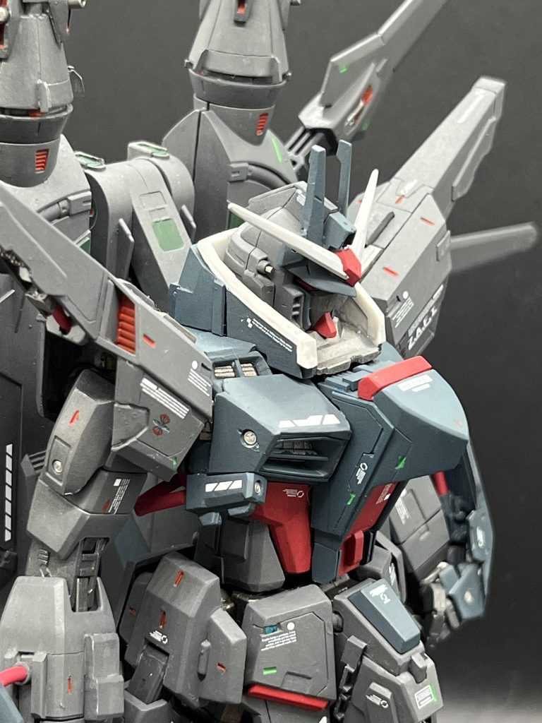 わき、腕に、赤いケーブルを通しています