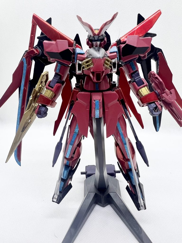 ガンダムダリアの時と比べて赤を追加で入れました。ラメの水色を増やすことによって出力の向上をしていると言う設定です。