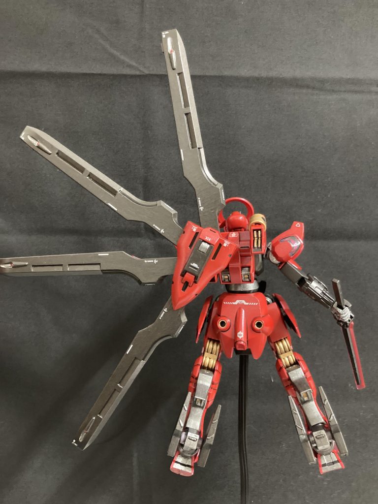 バックガーディアンを黒鉄色で塗装してるのでこの形態にすると重たい感じが出てマイナス。飛べなさそうな重たさ。バックパックは可動するので接続穴に合うものであればミキシング可能。ACのような武器の接続が出来る。