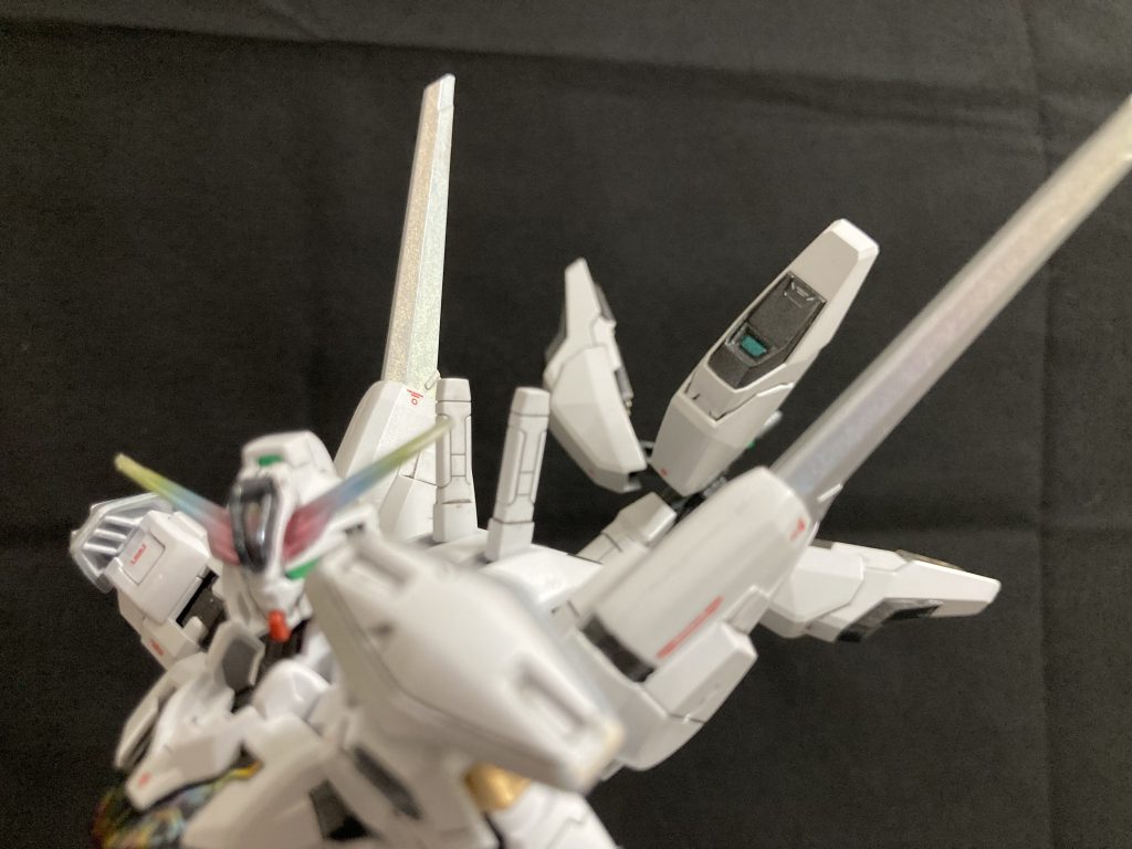 ガンビットにホログラムシルバー塗装光が当たるところで実際にみると結構キラキラしてて作中のスコア8越えとも印象が合致します。