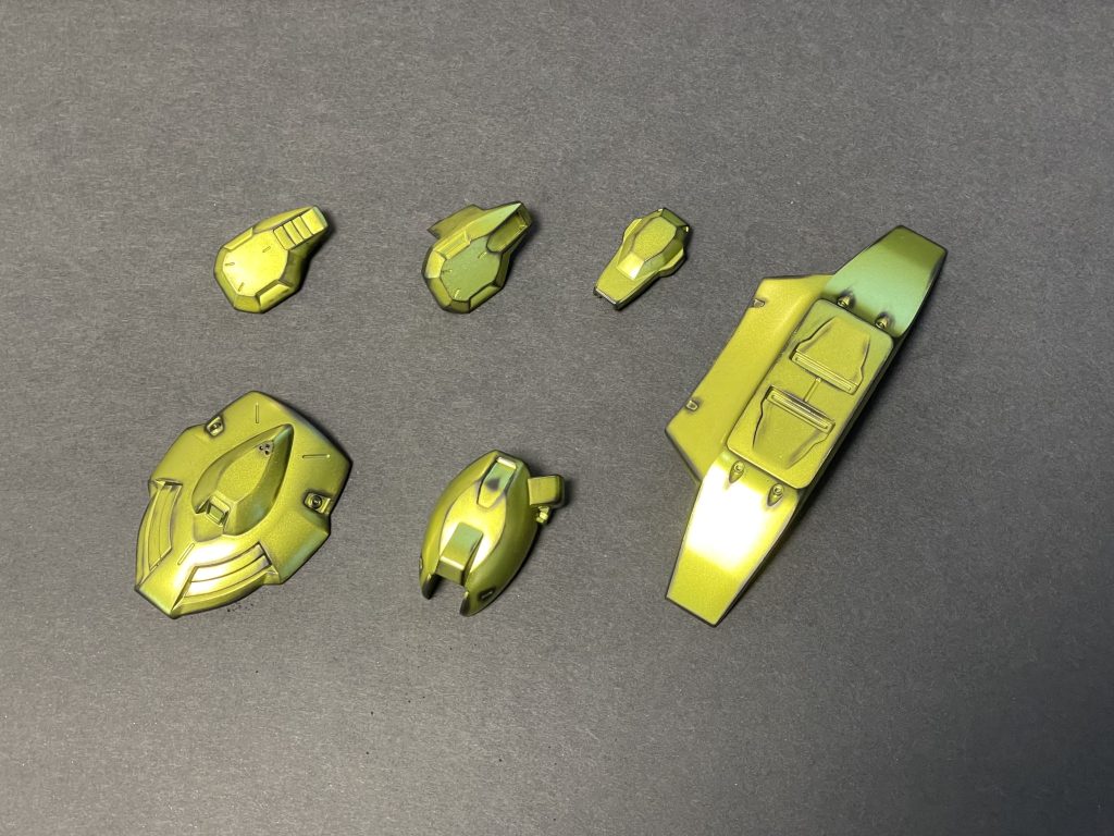 キャンディ塗装の下地にGXメタルイエローを塗装しています。