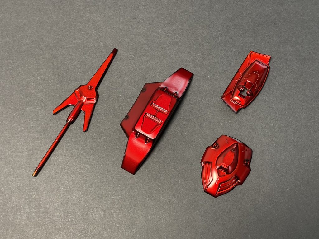 ガイアカラーのクリアーレッドを塗装しています。