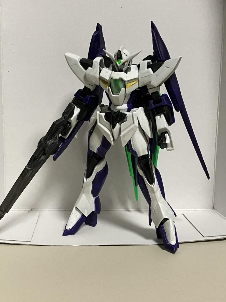 先ずは立ち絵。通常の1.5ガンダムと違うのはカラーリングと後ろのソードビットです。藍色に見えますが、実は紫なんです。また、ソードビットの色に合わせて太陽炉カラーも緑にしました。擬似ではなく、太陽炉!が!いいのです!どちらかといえば、ビルドシリーズ寄りの設定になってますかね。そういえば、何気にツインドライブになってるので「1.5」は相応しくないかもしれませんね。
