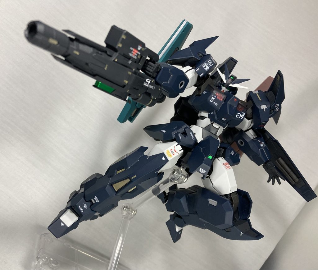 メイン武装はソーンのビームディフューズガン(お前そんな名前やったんか)、ガトリングの持ち手を切り取り接着して逆手持ち?にした