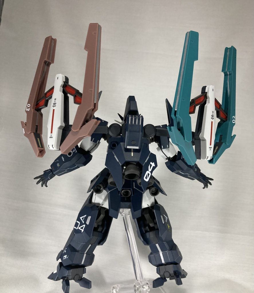 一応載せる背面画像のついでにフェーズドアレイキャノンも見せとくやつ、ちなみにコレはソーンの下半身ここからは本編のネタバレも含む今回の妄想設定 最後のシーンで現れなかったウルとソーンは消えることなく研究機関とかに保管されてて、未だ地球で暴れるテロ組織を鎮圧または撃退してくれないかと相談された5号依頼内容を確認して行くとアジトがある場所が“あの絵”にそっくりって事で依頼を受けた5号はウル(一度は乗った機体)にソーン(救えなかった人の機体)のパーツを使って改修されたガンダムから無害なMSへと生まれ変わったアンスールに乗る…みたいな脳内設定危険なガンド技術は封印されてドローン技術に置き換わってるし、パメスコの上昇が必要なフェーズドアレイキャノンも中身は別物になってるルーン文字の2(ウル)、3(ソーン)ときて4のアンスールが名前の由来で調べてみるとなんかダークブルーと関係があるらしい、なんかファラクトのカラーリングに似てるよねって事でこじつけ完了