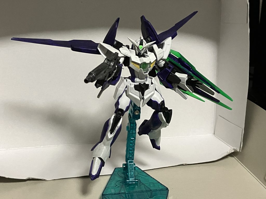 高速起動モード。背中にあったソードビットのバインダーは横に持ってくることも可能。元からシールドとしての機能もあるそうなので、シアクアンタと同様にシールドとしての使用も可能にしました。後ろに伸縮可能なアームを取り付けて、一々外さなくていいようにしてます。