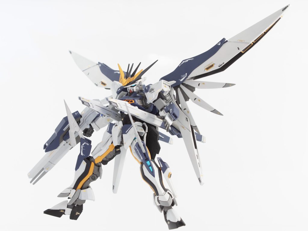 戦闘開始と同時に敵機の方へ攻撃を仕掛けるため最も適した武装として高エネルギー長距離ビーム砲を装備しているデスティニーの物を短縮してマウント。デスティニーインパルスのように肩の上に展開したり腕の下から抱えるように展開することが可能。