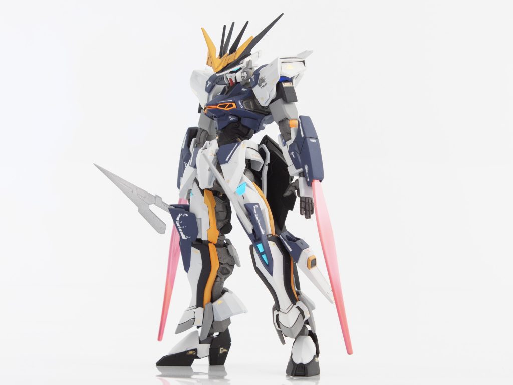 腕部にはビームトンファーを装備出力を切り替えることで長さのことなる刃を展開脚部にはオメガメタル製の刃が取り付けられており、近接戦闘時に攻防どちらにも使用する