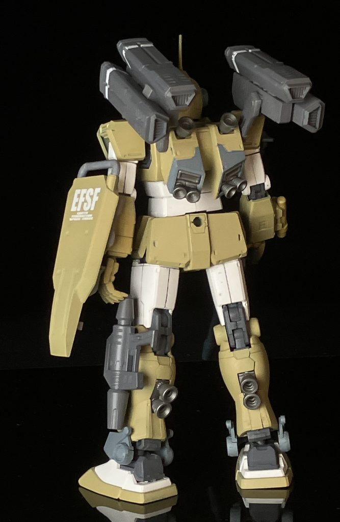 このキットには、マルチミサイルポッドと、それを支持するアームが入ってます。なので、