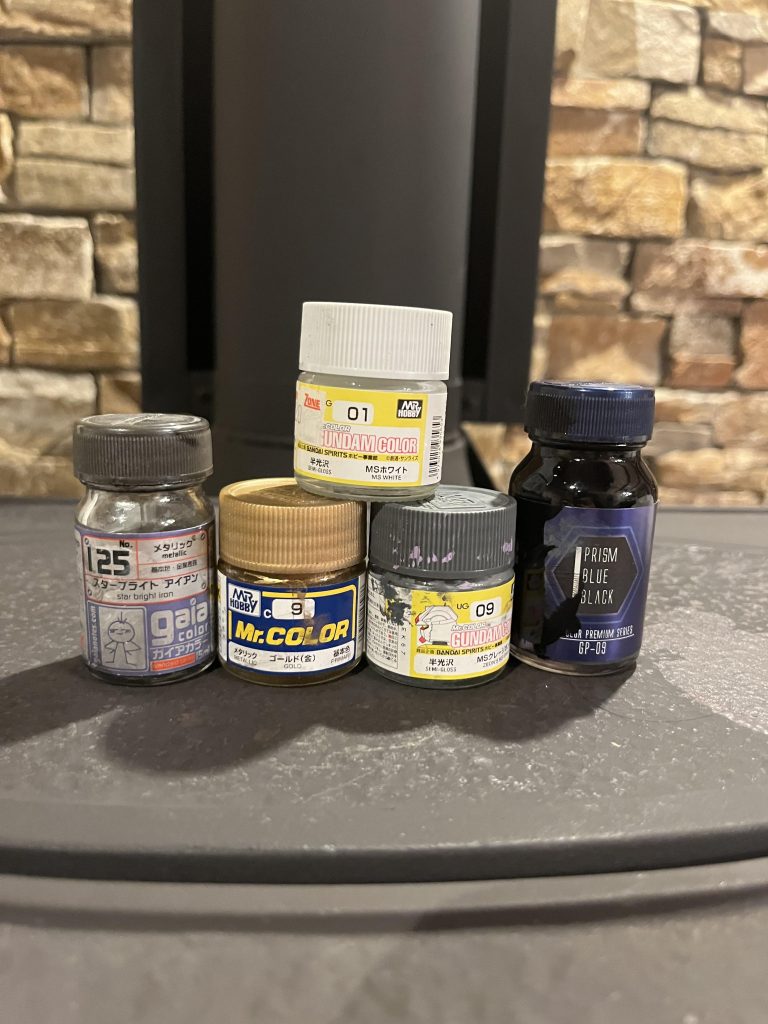 今回使用した主な塗料です。赤の部分は、昔調色した塗料を使用したので覚えていません😅