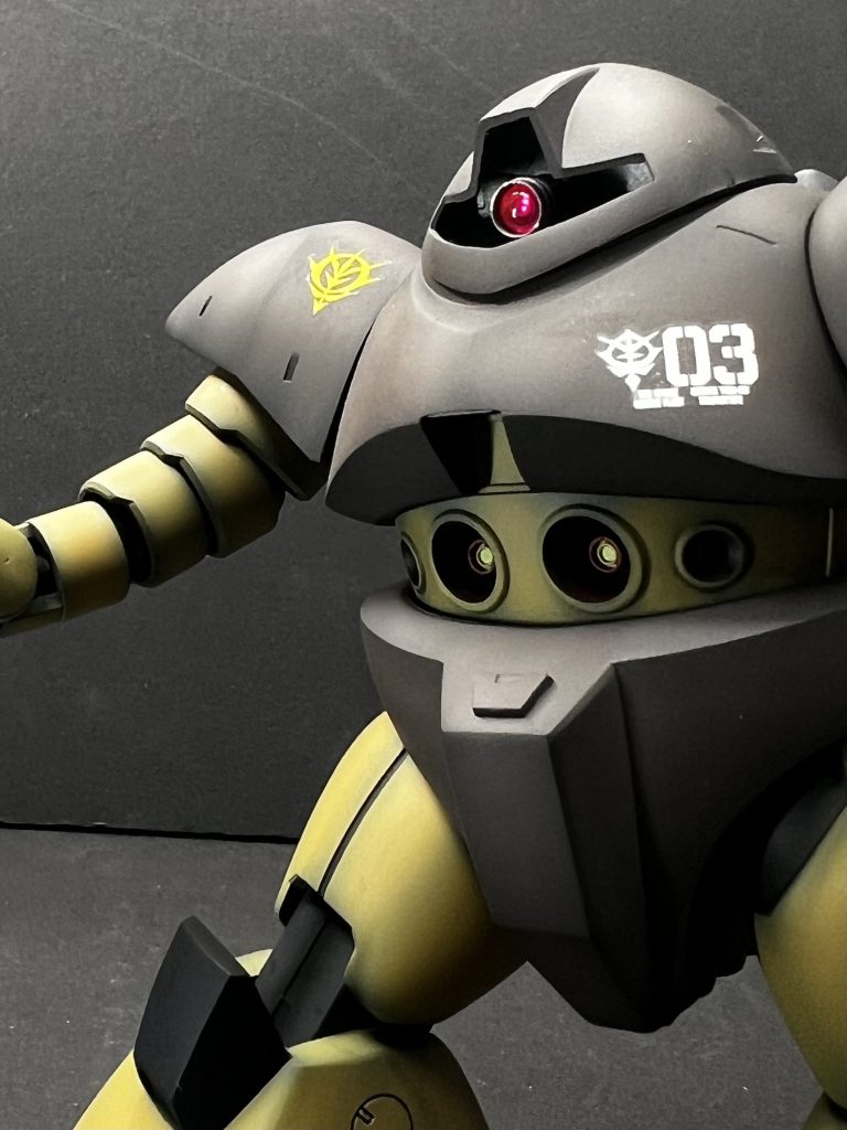 モノアイ周りだけいじってます。ハイキューのメタルパーツと30MMのレンズシールと転がってたボールジョイント使用。