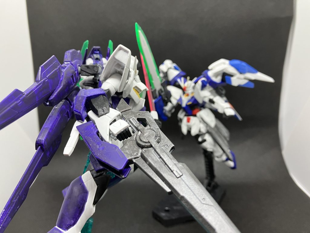 「ふんっ!」逆サイドから。今回は背景に黒を敷いて撮影しましたが、白が際立つ代わりに塗装のムラが目立ちます。筆塗りで縦横斜めと3回重ね塗りしたのですが、どうしてもこうなっちまいますね。