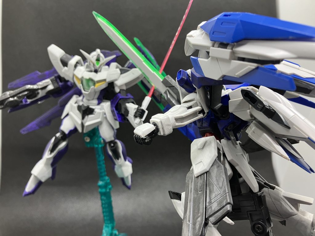 「ぐっ……!」ビームサーベルの色は擬似太陽炉なら橙色なんでしょうが、今回は普通の太陽炉設定なのでこの色にしました。リボーンズというよりリバーシブルが近いのかも。