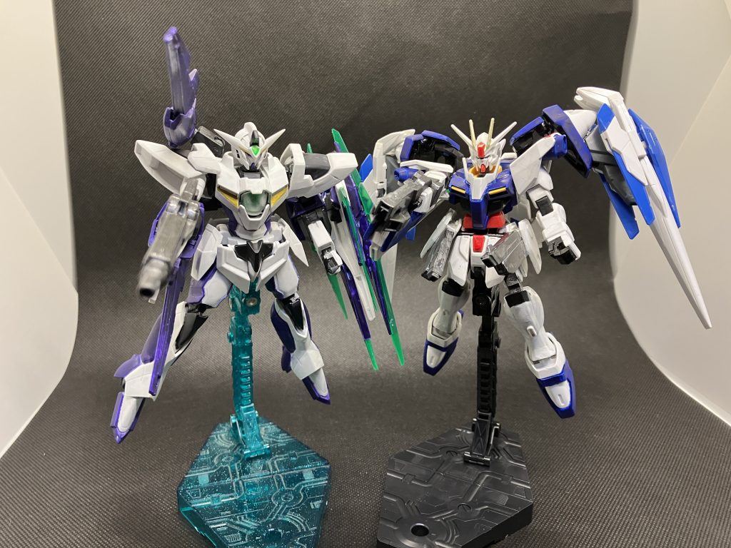 最後はお決まりの並んで撮影。アイズガンダムは既存+ソードビットなので武装が豊富ですが、ダブルオーフリーダムはGNソードとクスフィアスとオーライザーの武装しかないのでちょっと少ない印象。しばらく並んで飾っておきたいと思います。今回はこんなところでしょうか。どちらも白サフ&筆塗り&艶消しコートなので、何かしらジョイントに不具合が起こったりして困ってます。筆塗りだと塗装にもムラが出てしまっているので、もし可能なら次回以降はエアブラシ導入検討か、スプレー缶での塗装を試してみようと思います。最後まで見ていただき、ありがとうございました!