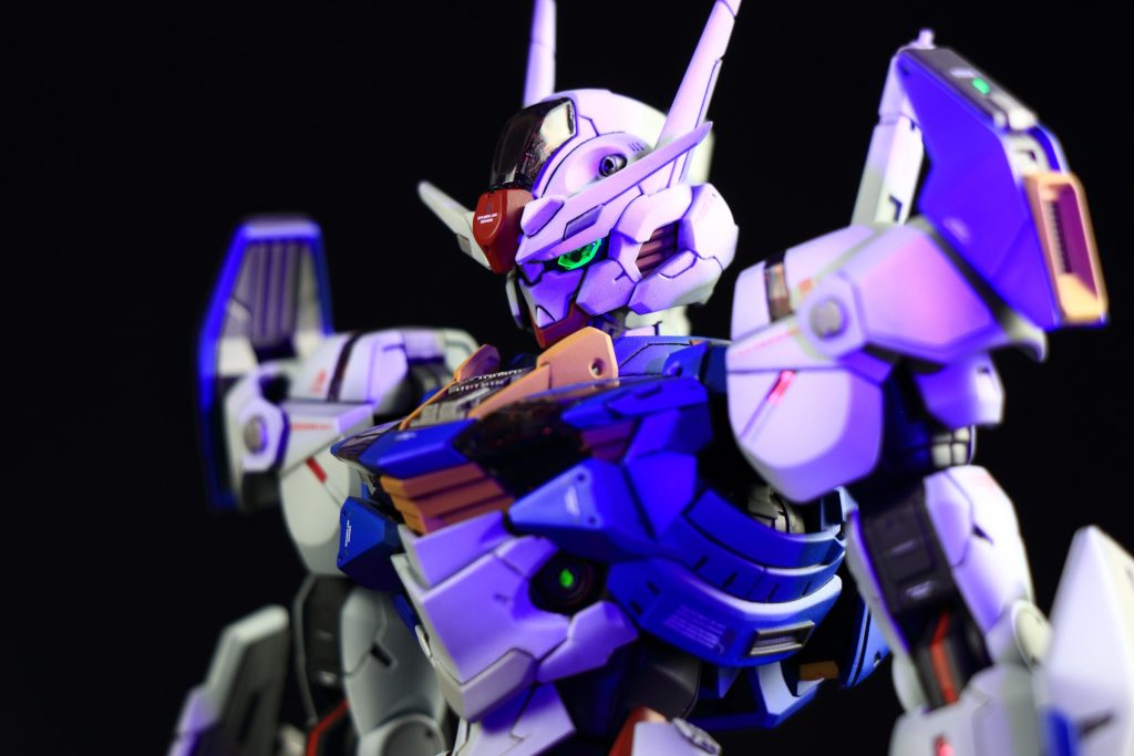 せっかく大き目のツインアイなのでカメラ状のディテールを追加、デザインはMGSDのフリーダムガンダムの物を参考にしました。