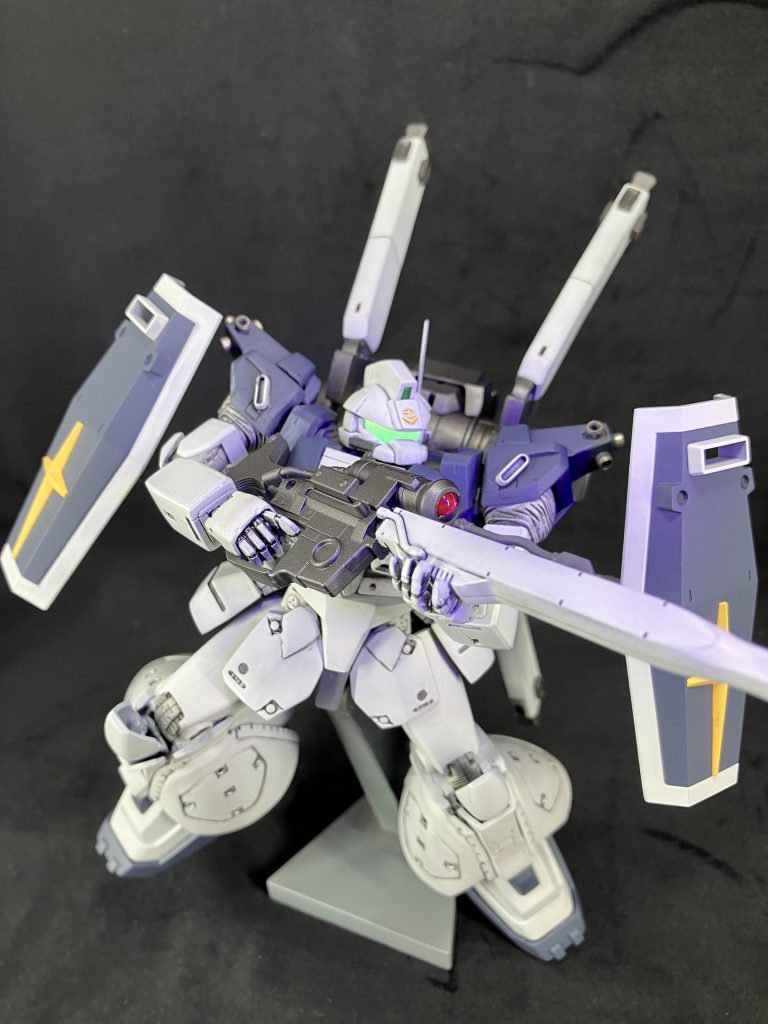 モノアイではなくゴーグルタイプになってるのが連邦製の特徴で、蓄光シートを貼った上にさらにホログラムシートを重ねて表現しました。ブラックライトで光るし、しばらくボヤッと光ってます。