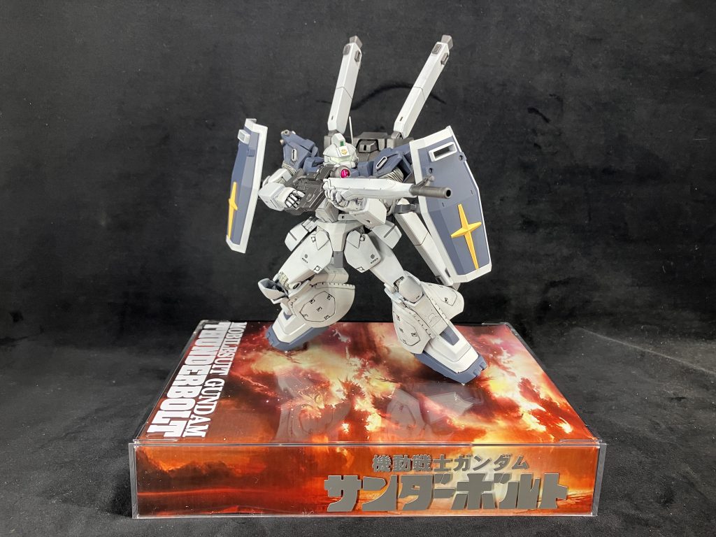 イラストの世界観をイメージして台座も制作。100均のアクリルケースを裏返して裏から背景を貼り、表にカッティングシートから切り出したタイトルなどの文字を貼り付けたものです。