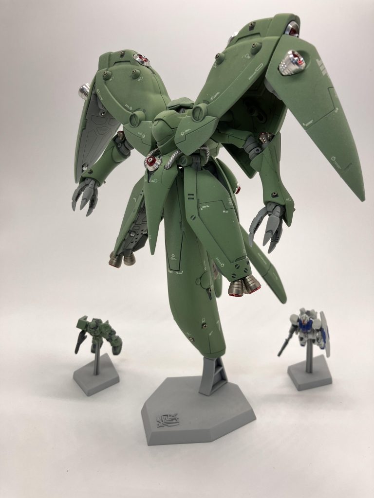 サイドのミニモデルで大きく見えますが、HGくらいの大きさですね。