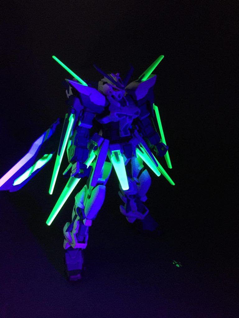 Cファンネルは蛍光グリーンで塗装したのでブラックライトで光ります