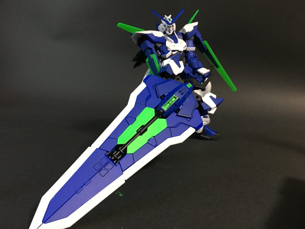 もちろん、大剣を持たせることもできます。Cファンネルのおかげで大剣の弱点である大振りによる隙も防御で補うことができます。