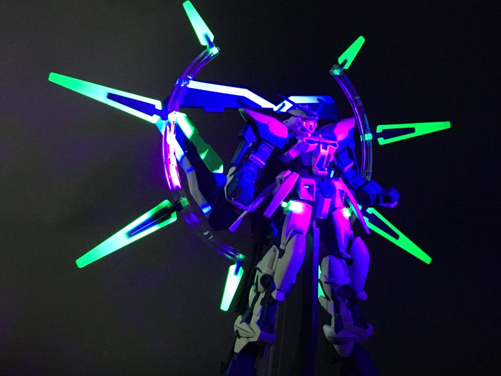 FXバースト(覚醒)モードタクティカルアームズをデルタフォームに替え、Cファンネルを展開。さらに機体の色が紫へと変化します。FXバーストモードのキットが無かったのでビームエフェクトはありません