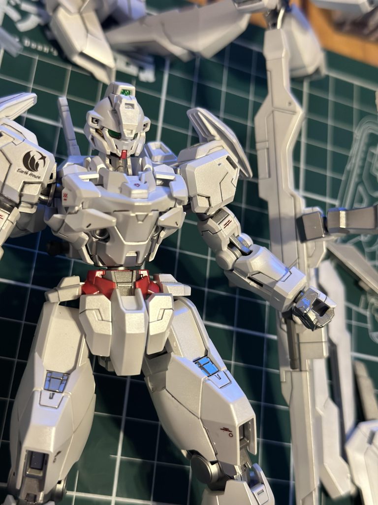 トップコート前。地球寮デカールをワンポイントに。ガイアノーツのホイルレッドデカールは高級感があって光沢塗装に映えます。