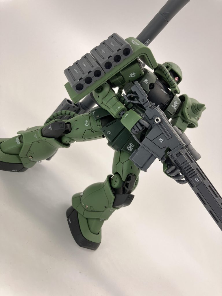 これ以上ないくらいザク色のザクですよね、成形色ばっちり問題。