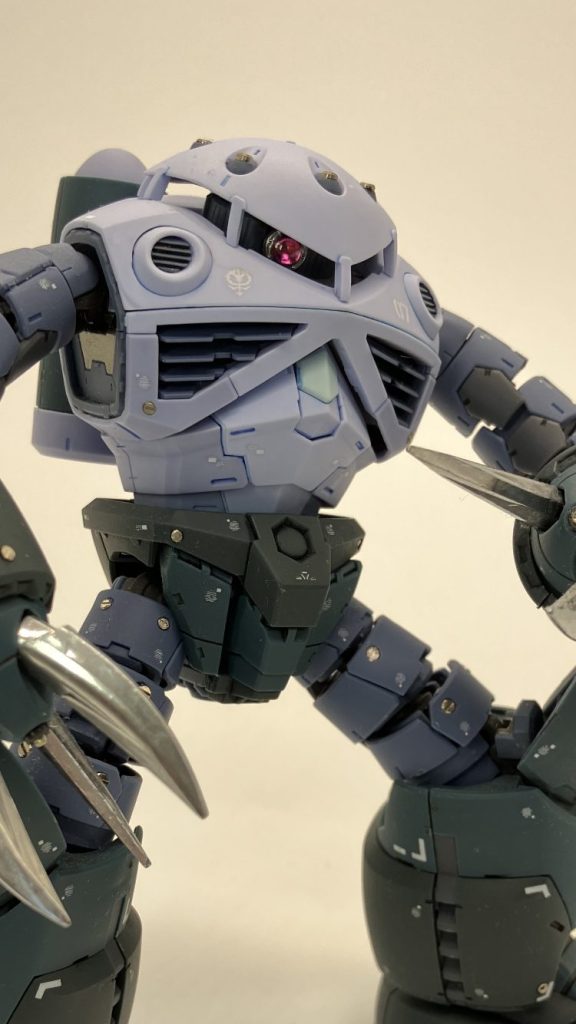 モノアイは付属のシールにレジン液、上に被せる透明パーツの周りをメッキシルバー。