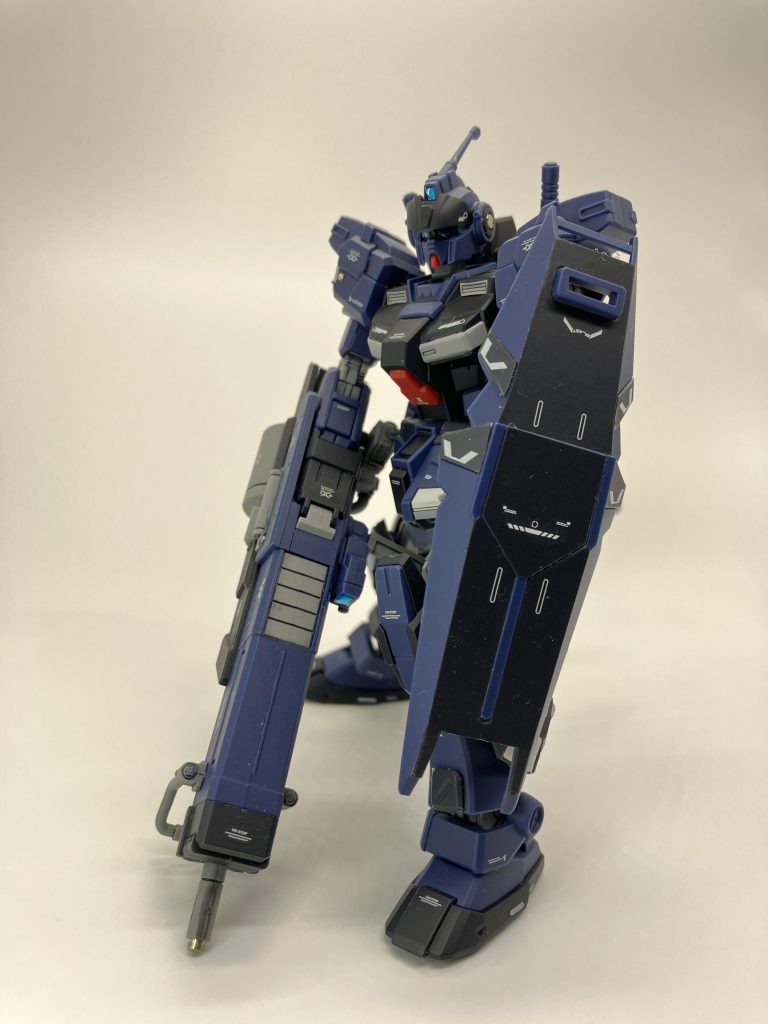 ジムとガンダムの中間みたいなフェイス😑