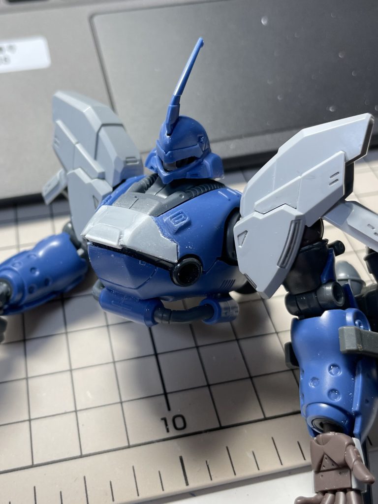 胴体はケンプファーのままでもよかったのですが、シャープな印象が出しにくいのでプラ板で調整してます。